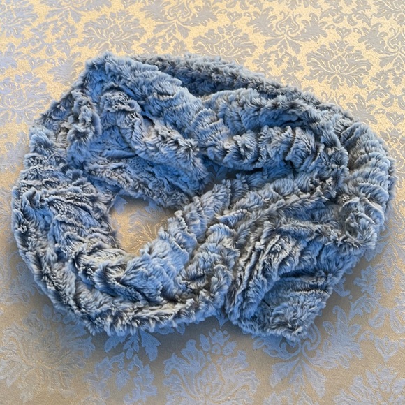 Faux fur soft scarf - Picture 4 of 7
